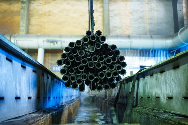 Где в Китае находится производитель бесшовных стальных труб с полным производственным процессом и оборудованием?
